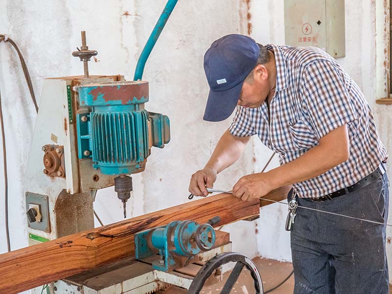 延安楼梯地板柜门的油漆修复-10